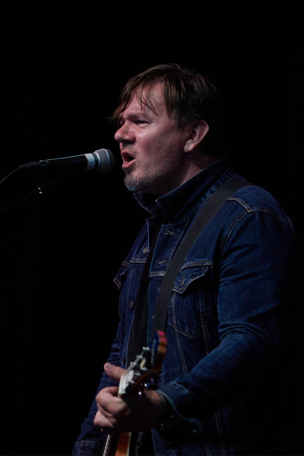 Michal Hrůza zazpíval pod Žižkovskou věží. Vyzkoušel si i volejbal