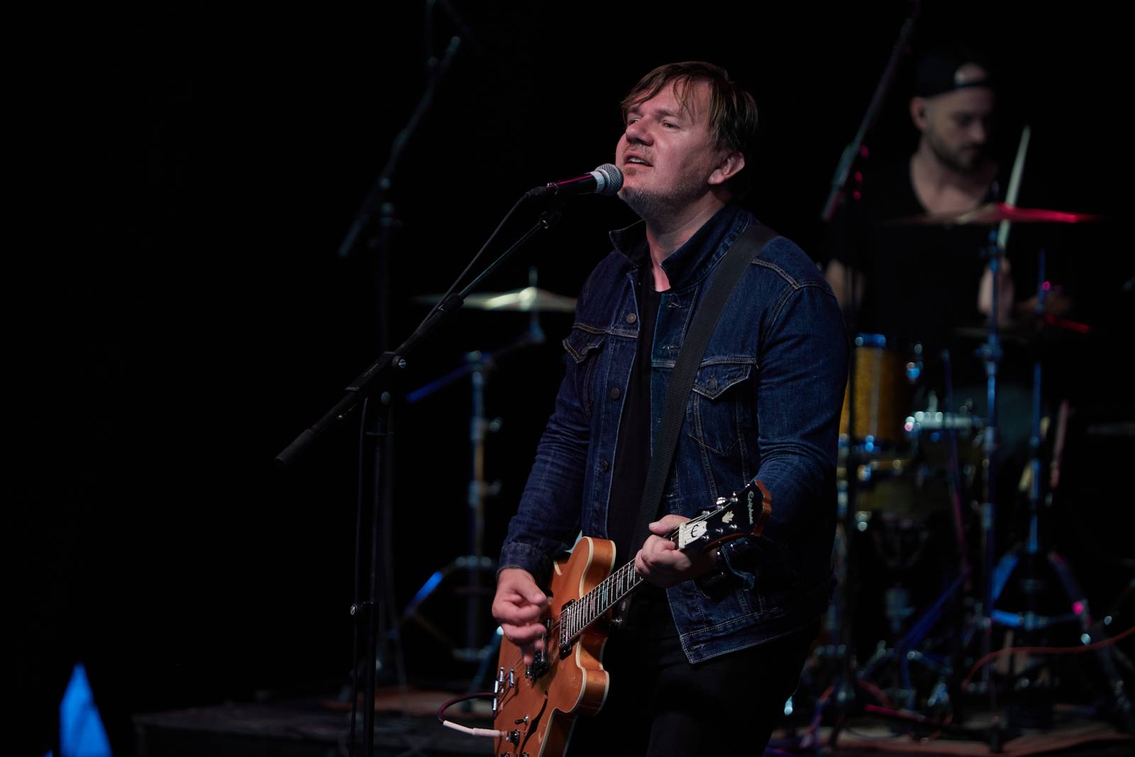 Michal Hrůza zazpíval pod Žižkovskou věží. Vyzkoušel si i volejbal