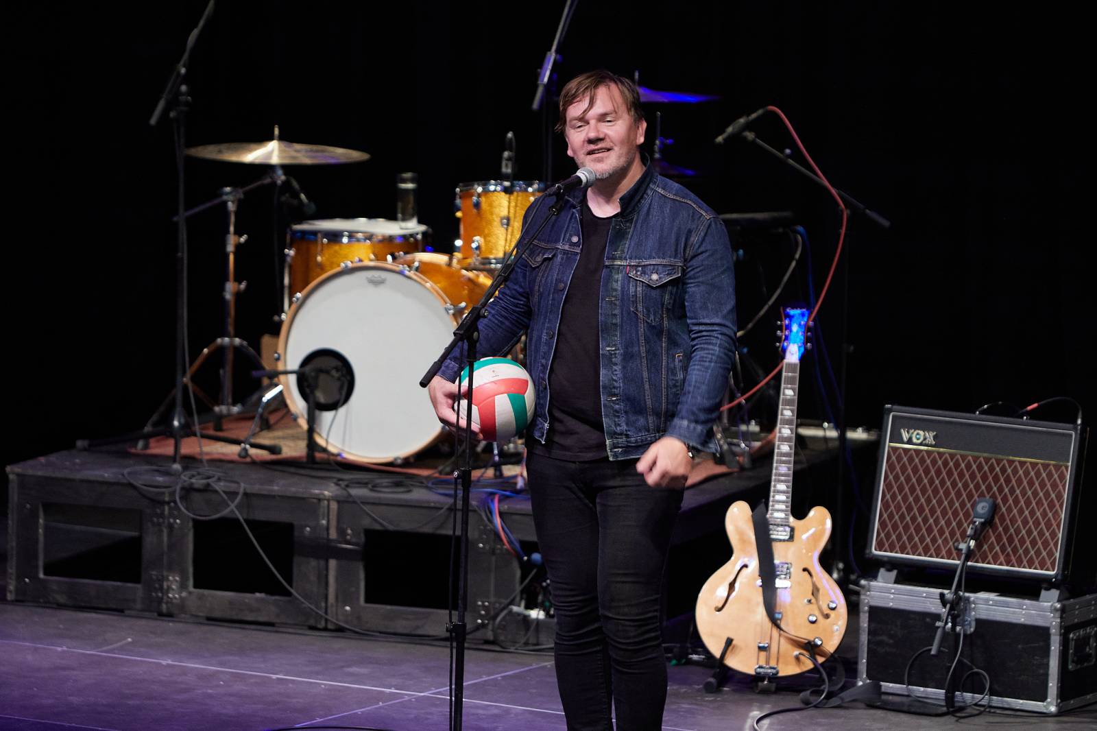 Michal Hrůza zazpíval pod Žižkovskou věží. Vyzkoušel si i volejbal