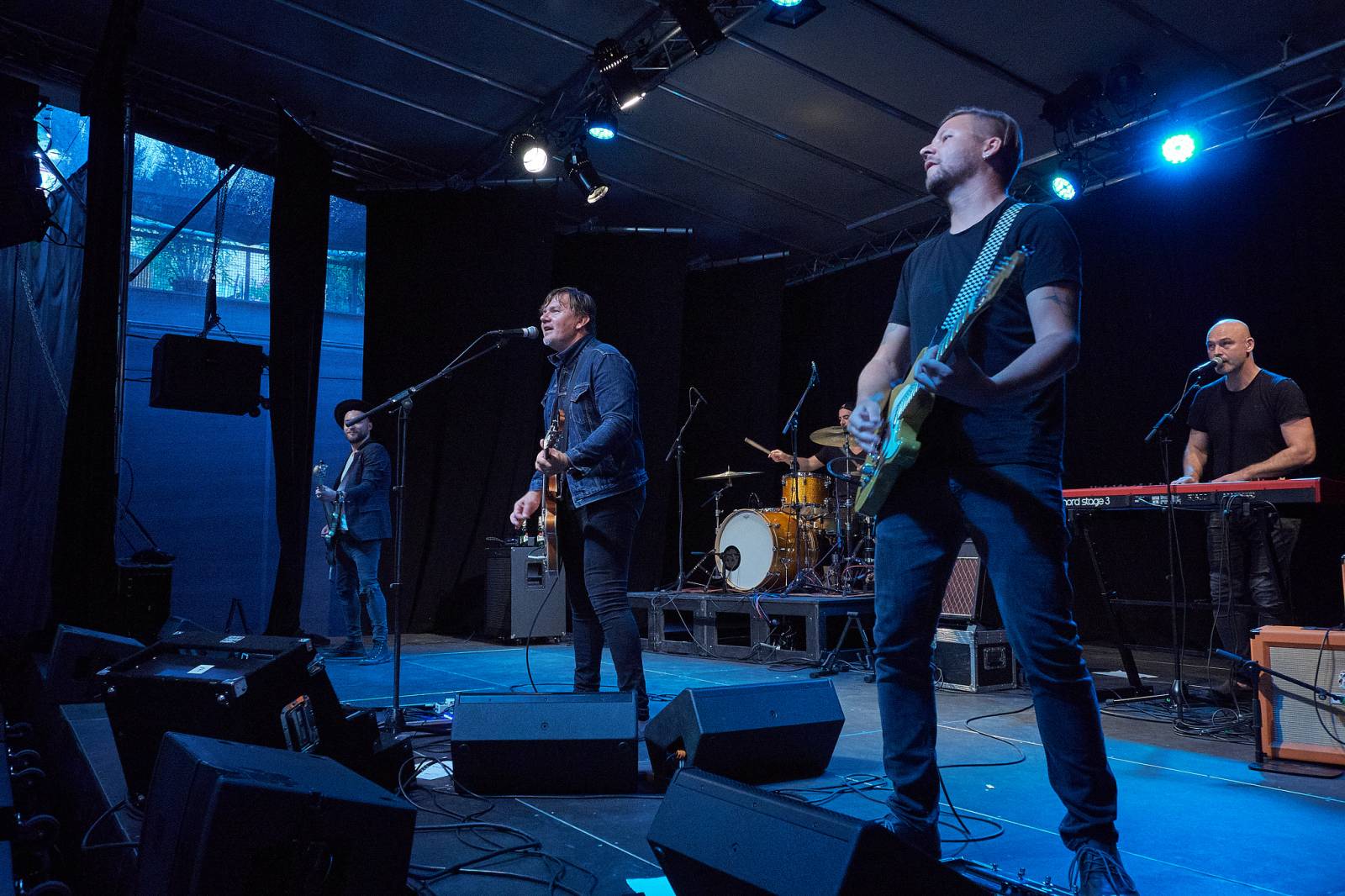 Michal Hrůza zazpíval pod Žižkovskou věží. Vyzkoušel si i volejbal