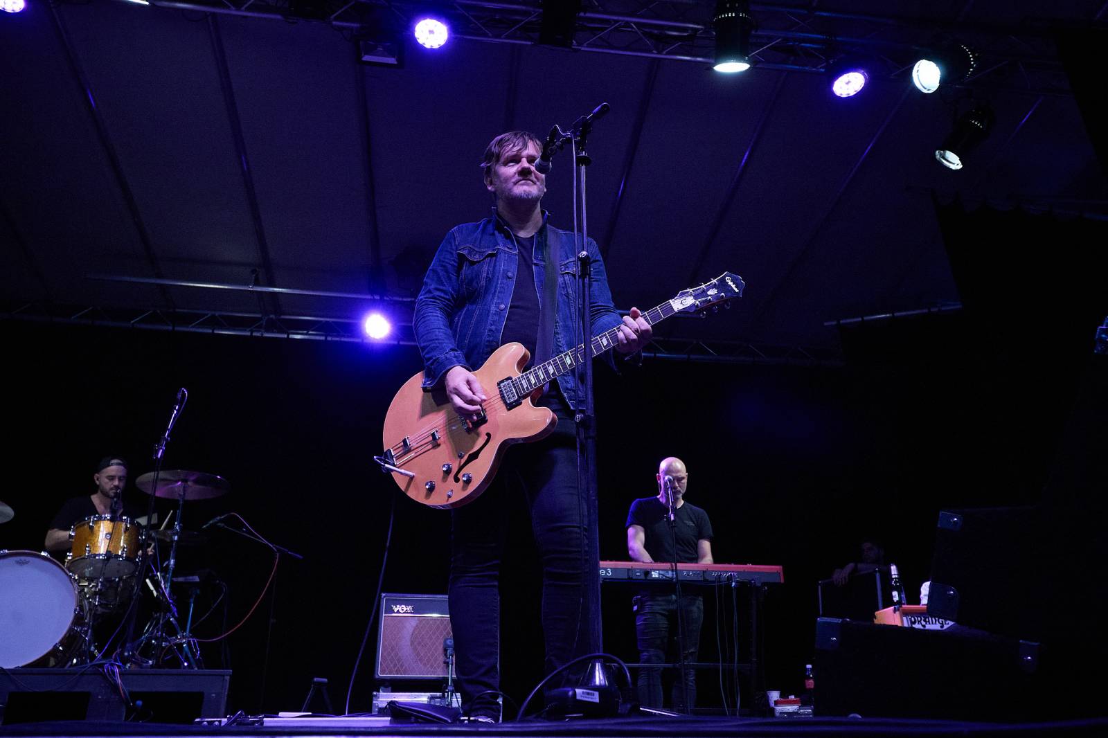 Michal Hrůza zazpíval pod Žižkovskou věží. Vyzkoušel si i volejbal