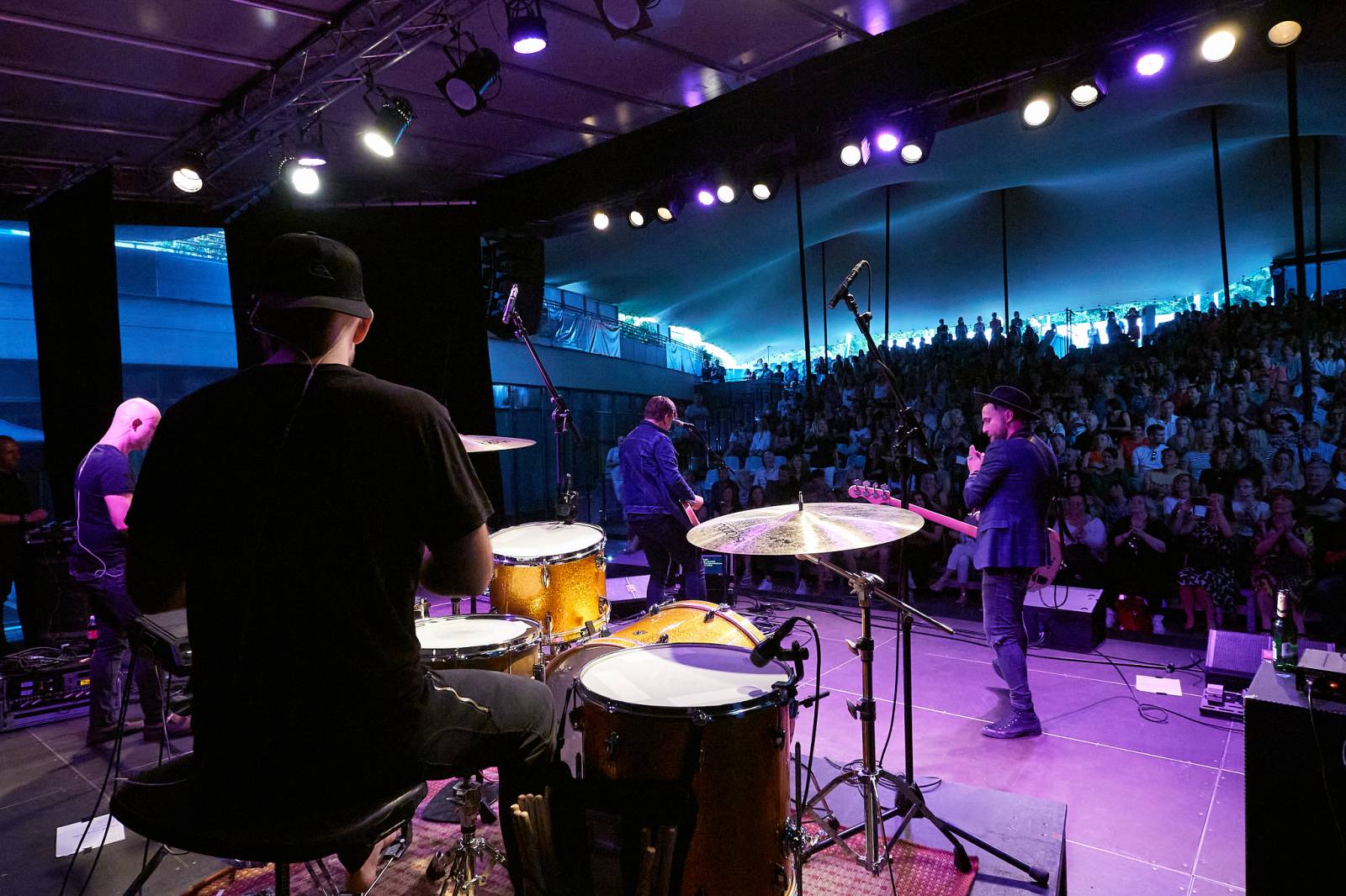 Michal Hrůza zazpíval pod Žižkovskou věží. Vyzkoušel si i volejbal