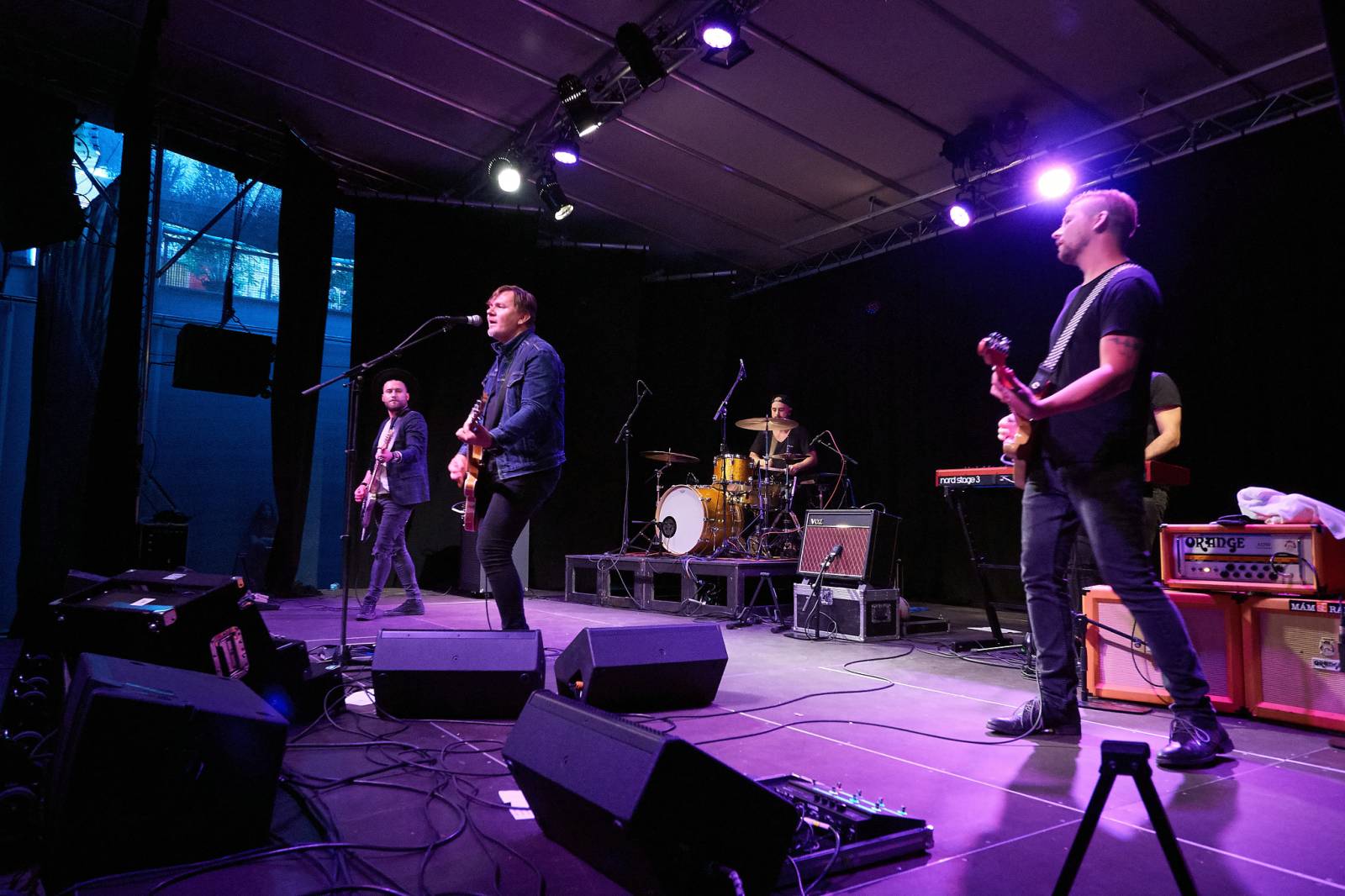 Michal Hrůza zazpíval pod Žižkovskou věží. Vyzkoušel si i volejbal