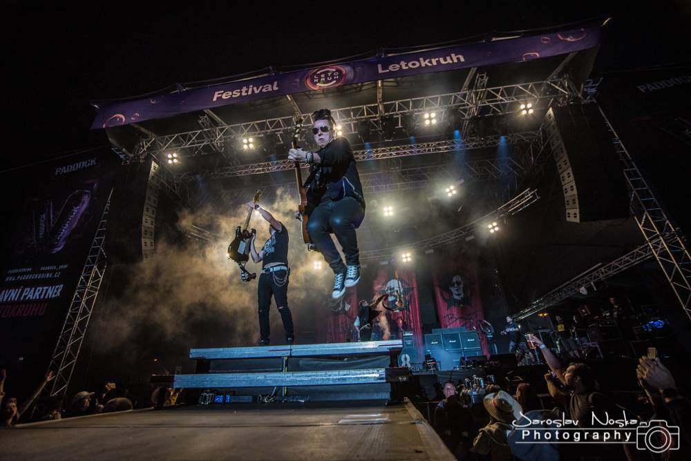 Letokruh dorazil do Hradce Králové. Druhý den odpálili Horkýže Slíže, Iné Kafe a Rybičky 48