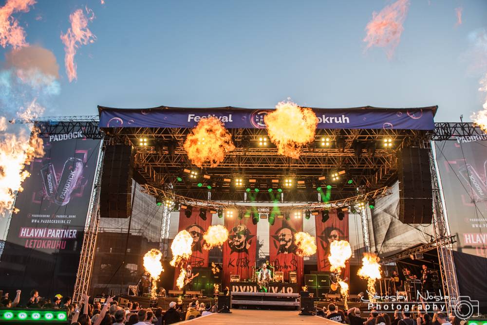 Letokruh dorazil do Hradce Králové. Druhý den odpálili Horkýže Slíže, Iné Kafe a Rybičky 48