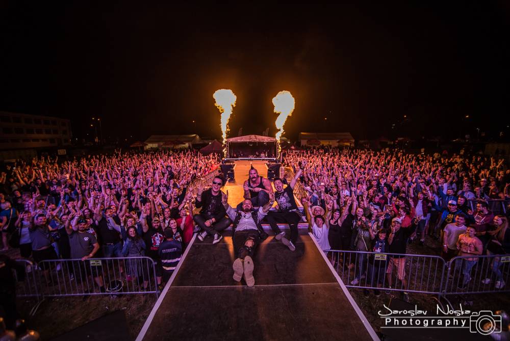 Letokruh dorazil do Hradce Králové. Druhý den odpálili Horkýže Slíže, Iné Kafe a Rybičky 48