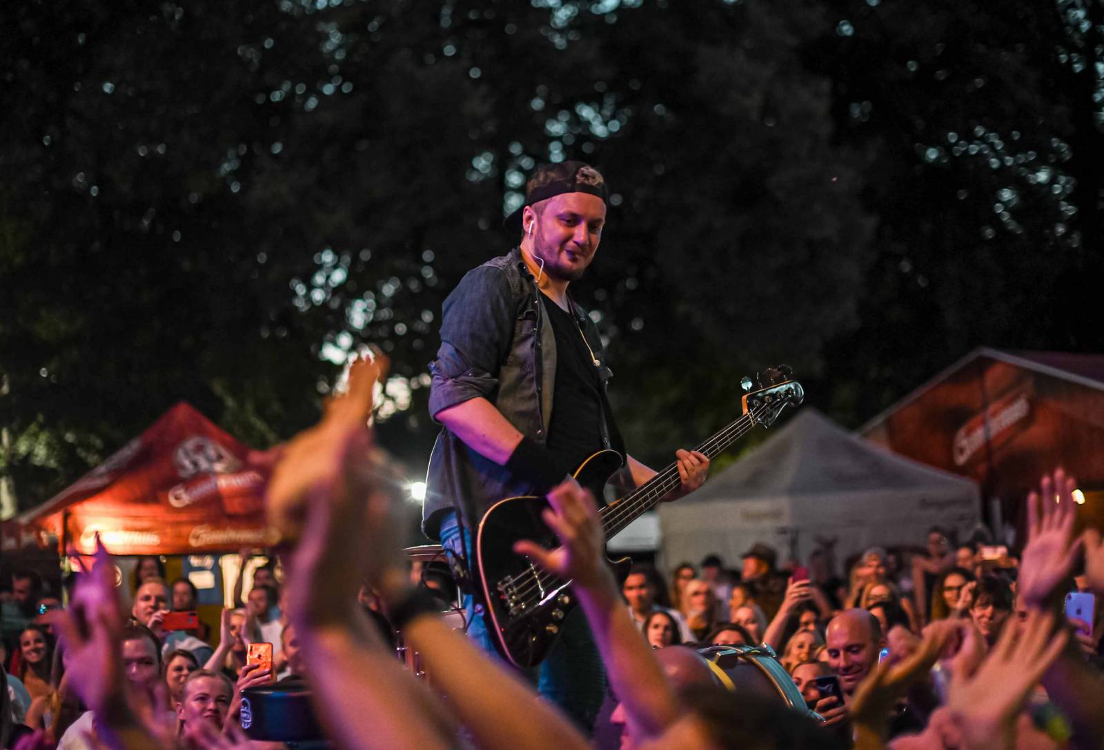 UDG zahráli na Výstavišti. Za bicí pustili fanynku