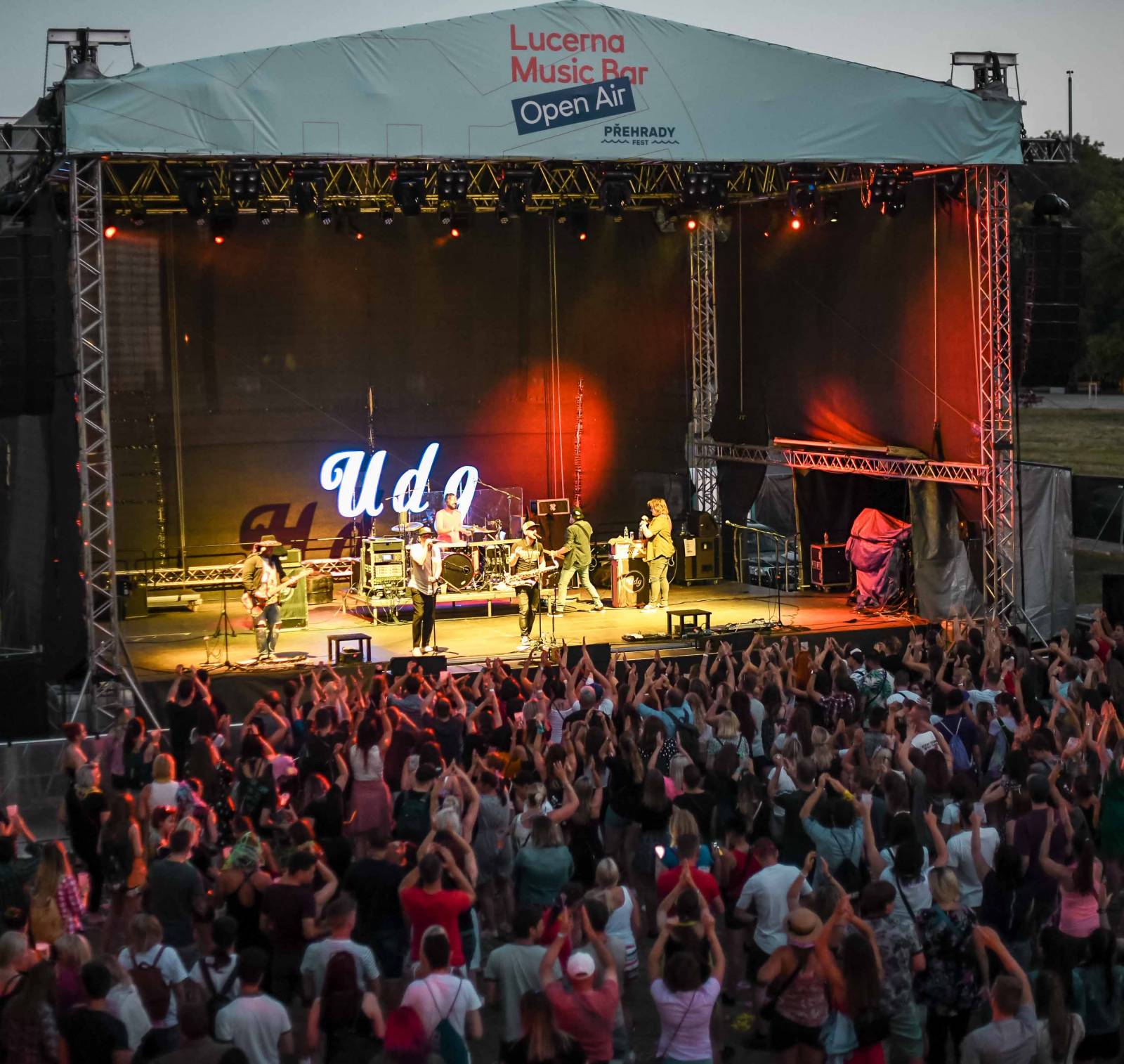 UDG zahráli na Výstavišti. Za bicí pustili fanynku