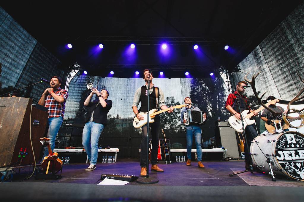 Jelen rozezněl Žižkov. S Kateřinou Marií Tichou zazpívali své největší hity