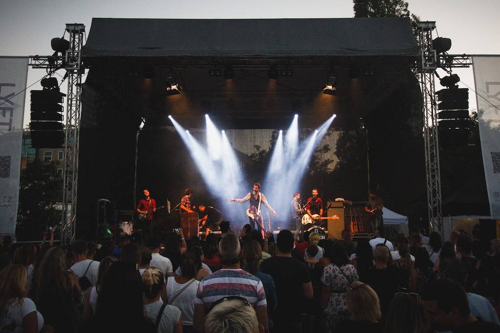 Jelen rozezněl Žižkov. S Kateřinou Marií Tichou zazpívali své největší hity