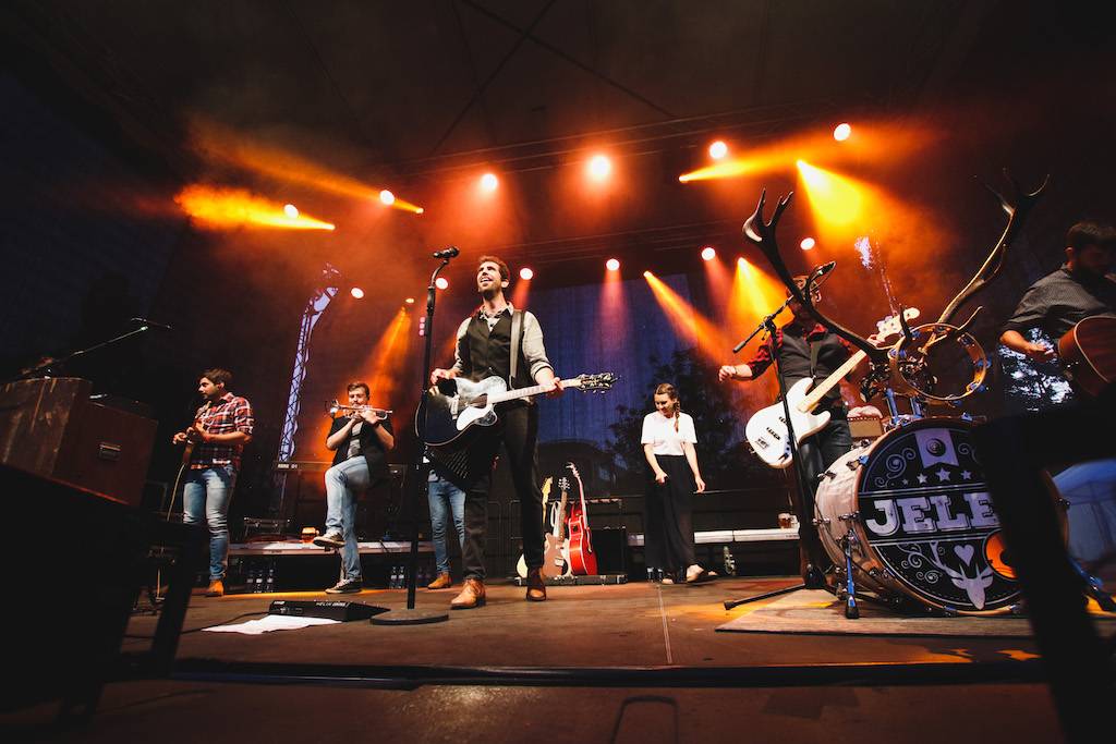 Jelen rozezněl Žižkov. S Kateřinou Marií Tichou zazpívali své největší hity