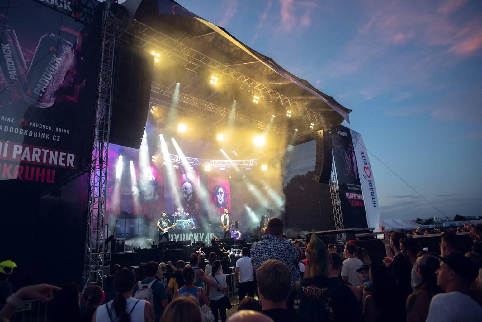 Pražský Letokruh žhnul počasím i pyroshow. Fanoušky hasili Rybičky 48, Horkýže Slíže, Iné Kafe a Deaf Heart