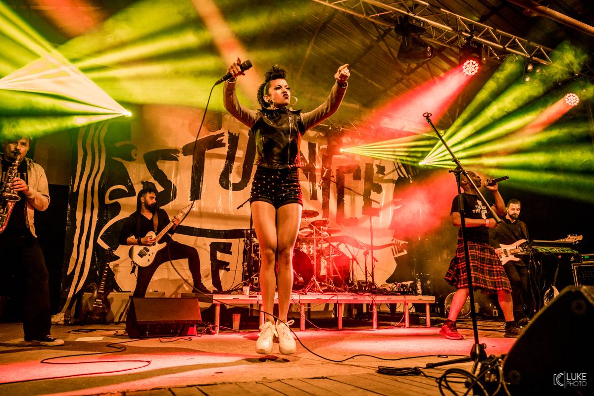 Živá hudba v útulném lese. Studnice Fest otevřeli N.O.H.A., The Atavists, Vypsaná Fixa a další