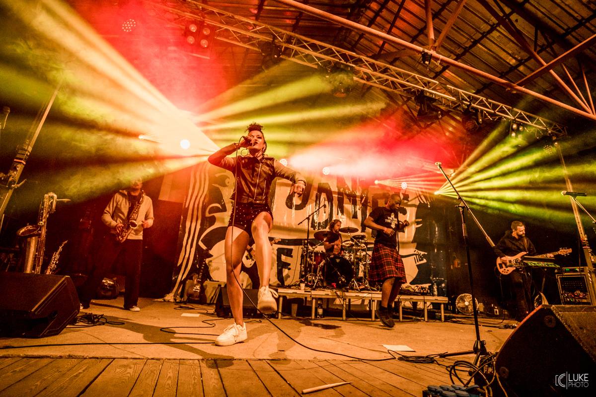 Živá hudba v útulném lese. Studnice Fest otevřeli N.O.H.A., The Atavists, Vypsaná Fixa a další