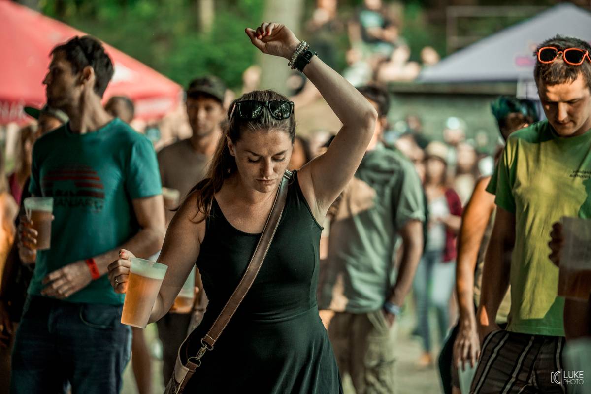 Živá hudba v útulném lese. Studnice Fest otevřeli N.O.H.A., The Atavists, Vypsaná Fixa a další
