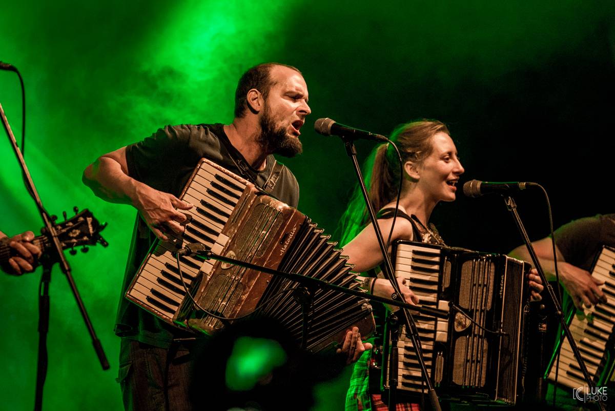 Živá hudba v útulném lese. Studnice Fest otevřeli N.O.H.A., The Atavists, Vypsaná Fixa a další