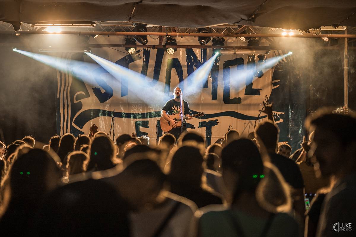Živá hudba v útulném lese. Studnice Fest otevřeli N.O.H.A., The Atavists, Vypsaná Fixa a další