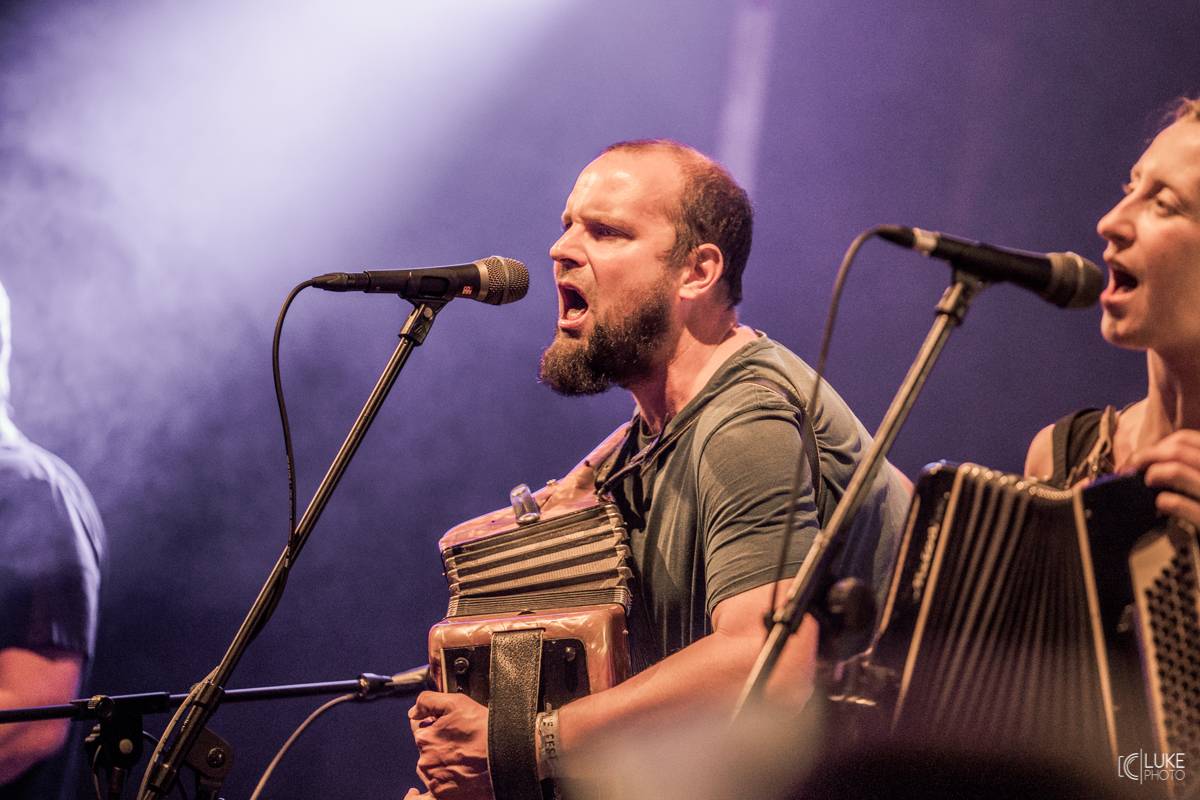 Živá hudba v útulném lese. Studnice Fest otevřeli N.O.H.A., The Atavists, Vypsaná Fixa a další