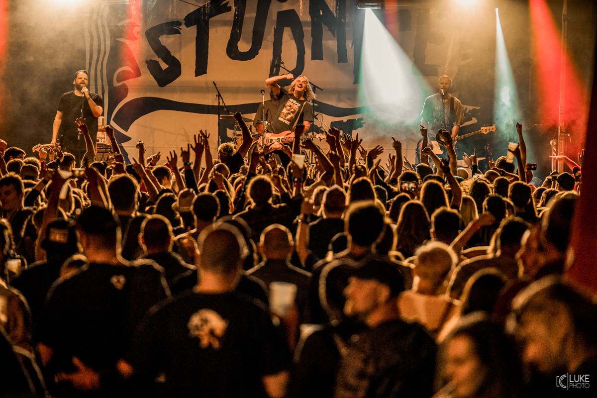 Živá hudba v útulném lese. Studnice Fest otevřeli N.O.H.A., The Atavists, Vypsaná Fixa a další