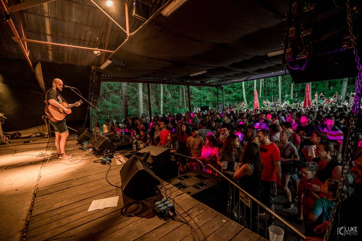 Živá hudba v útulném lese. Studnice Fest otevřeli N.O.H.A., The Atavists, Vypsaná Fixa a další