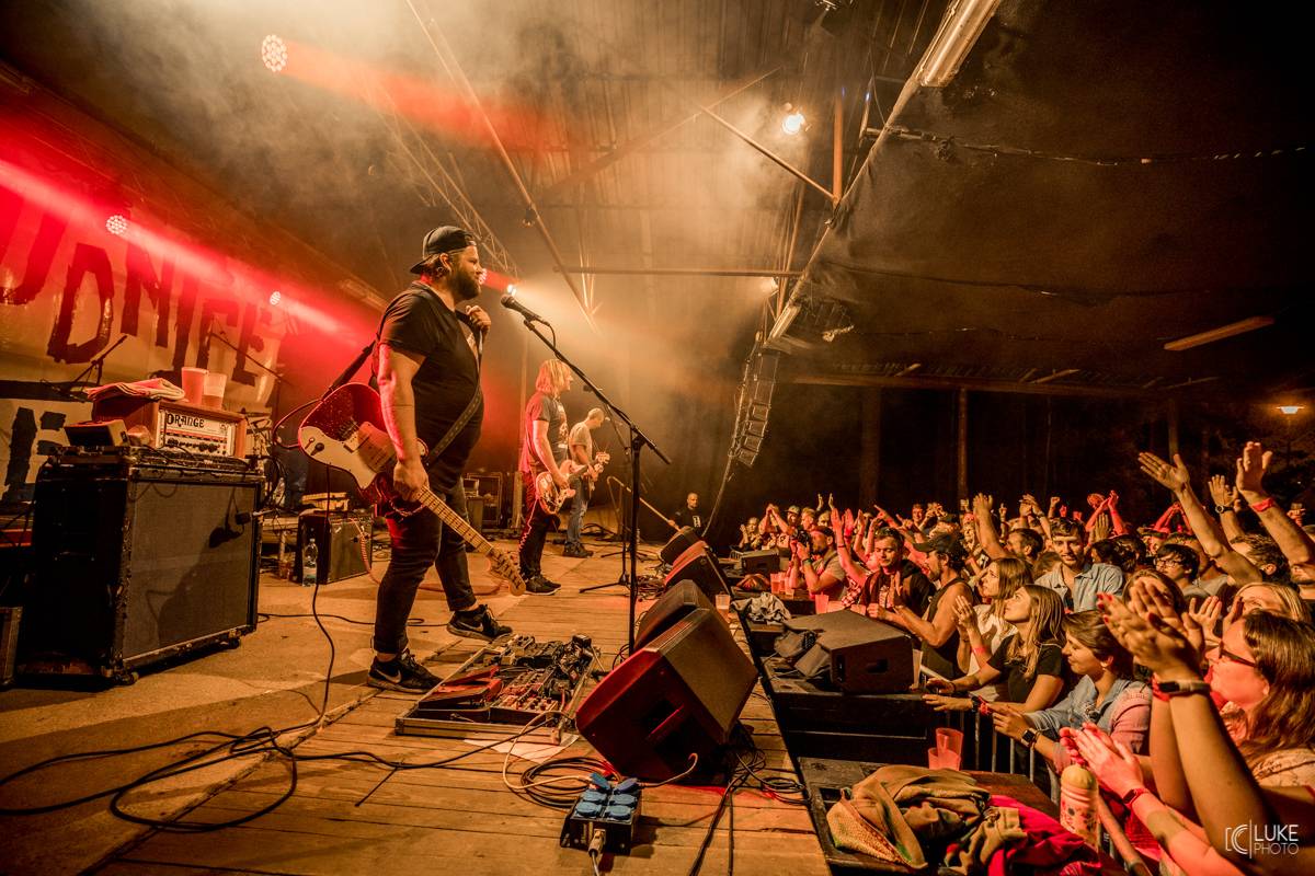 Živá hudba v útulném lese. Studnice Fest otevřeli N.O.H.A., The Atavists, Vypsaná Fixa a další