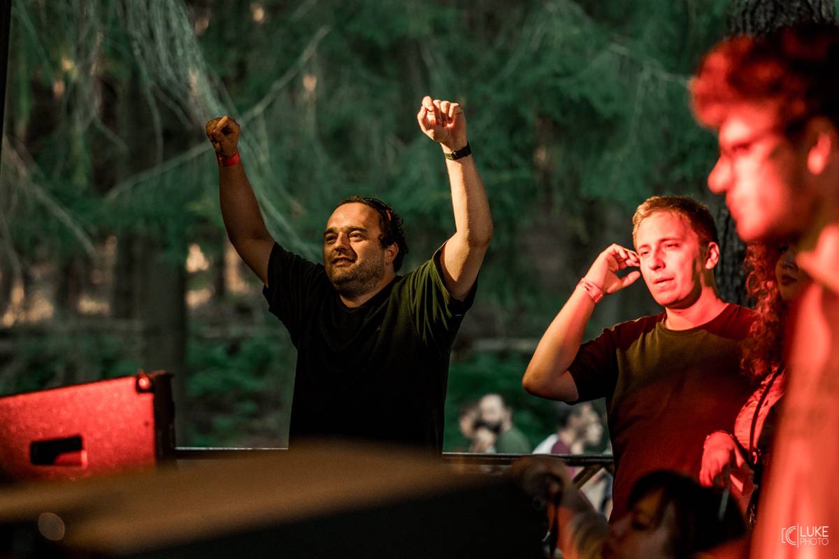 Živá hudba v útulném lese. Studnice Fest otevřeli N.O.H.A., The Atavists, Vypsaná Fixa a další