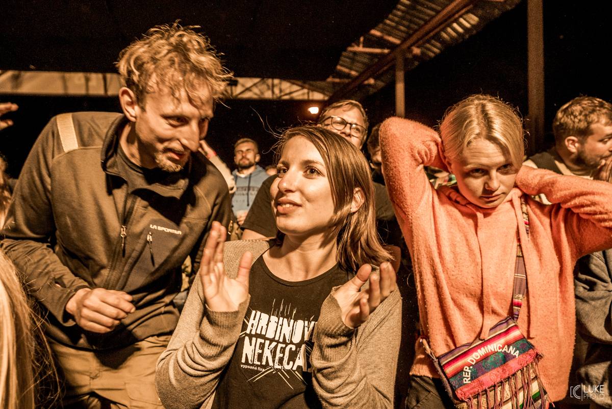 Živá hudba v útulném lese. Studnice Fest otevřeli N.O.H.A., The Atavists, Vypsaná Fixa a další