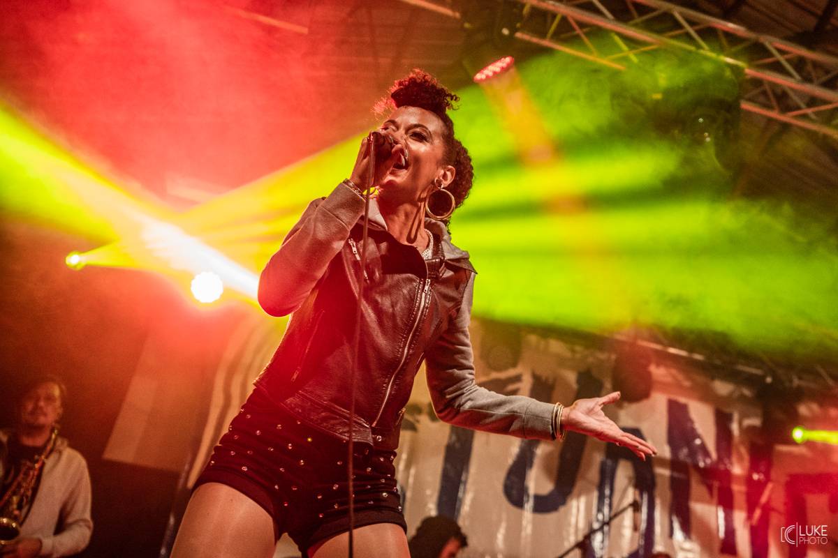 Živá hudba v útulném lese. Studnice Fest otevřeli N.O.H.A., The Atavists, Vypsaná Fixa a další