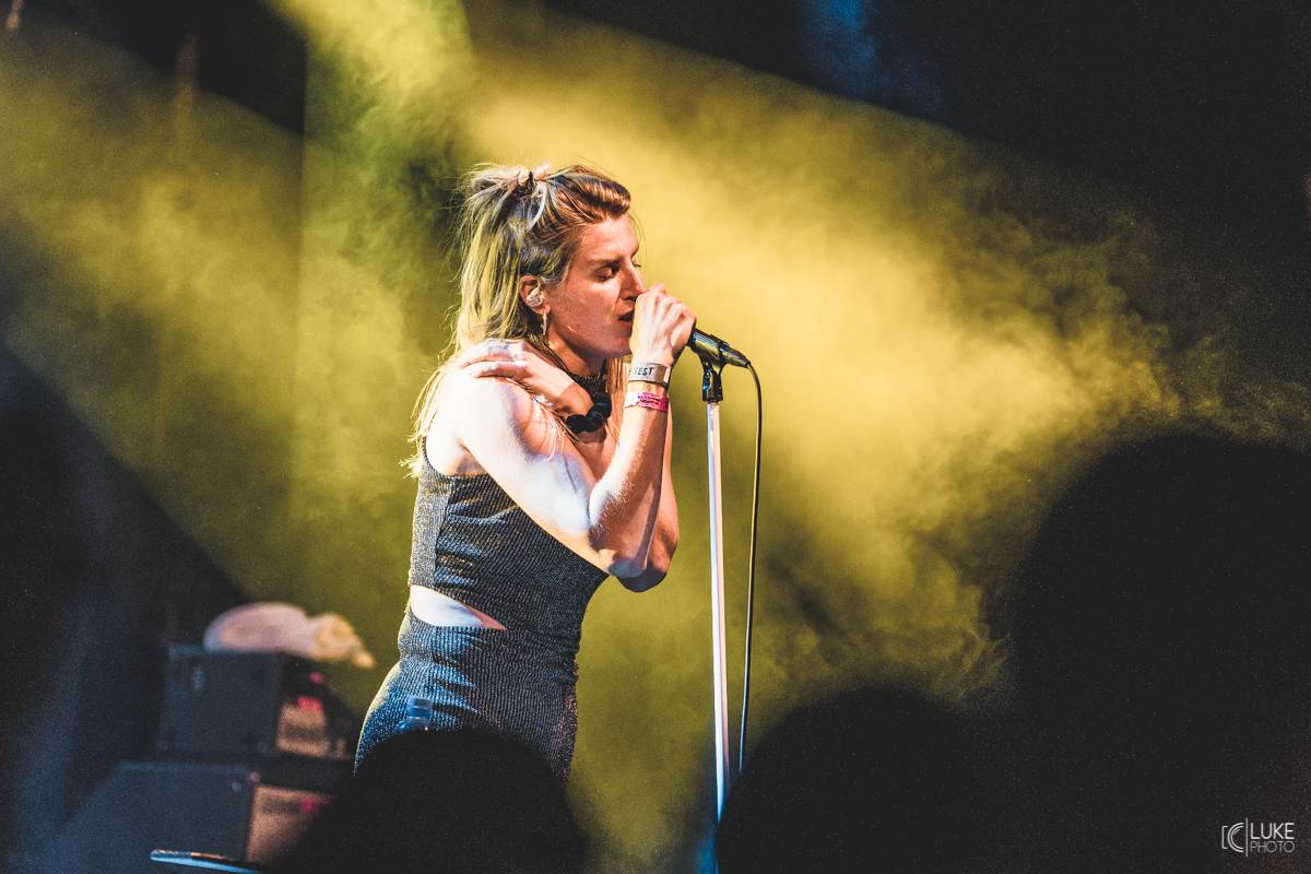 Symbióza mezi muzikanty a fanoušky. Studnice Fest zakončili Monkey Business, Gaia Mesiah a další 