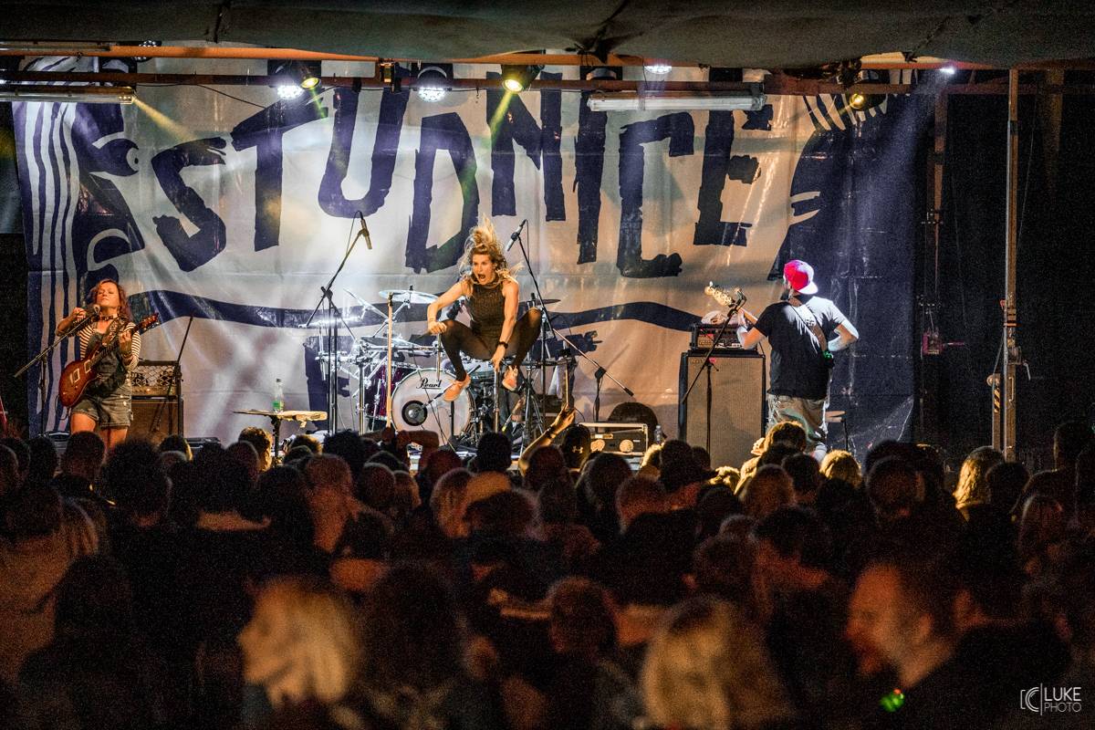 Symbióza mezi muzikanty a fanoušky. Studnice Fest zakončili Monkey Business, Gaia Mesiah a další 