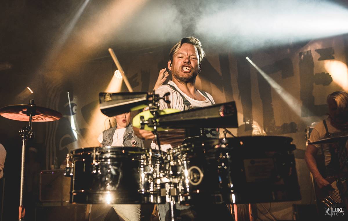 Symbióza mezi muzikanty a fanoušky. Studnice Fest zakončili Monkey Business, Gaia Mesiah a další 