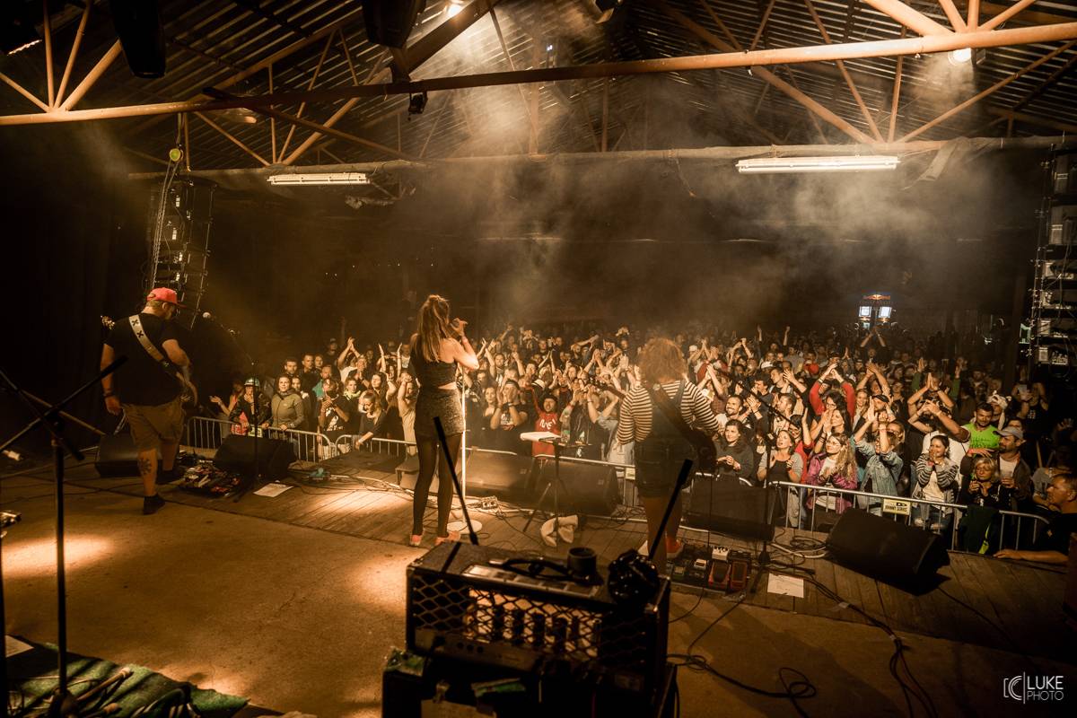 Symbióza mezi muzikanty a fanoušky. Studnice Fest zakončili Monkey Business, Gaia Mesiah a další 