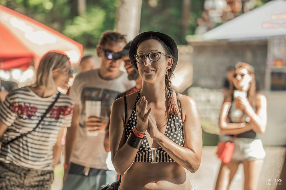 Symbióza mezi muzikanty a fanoušky. Studnice Fest zakončili Monkey Business, Gaia Mesiah a další 