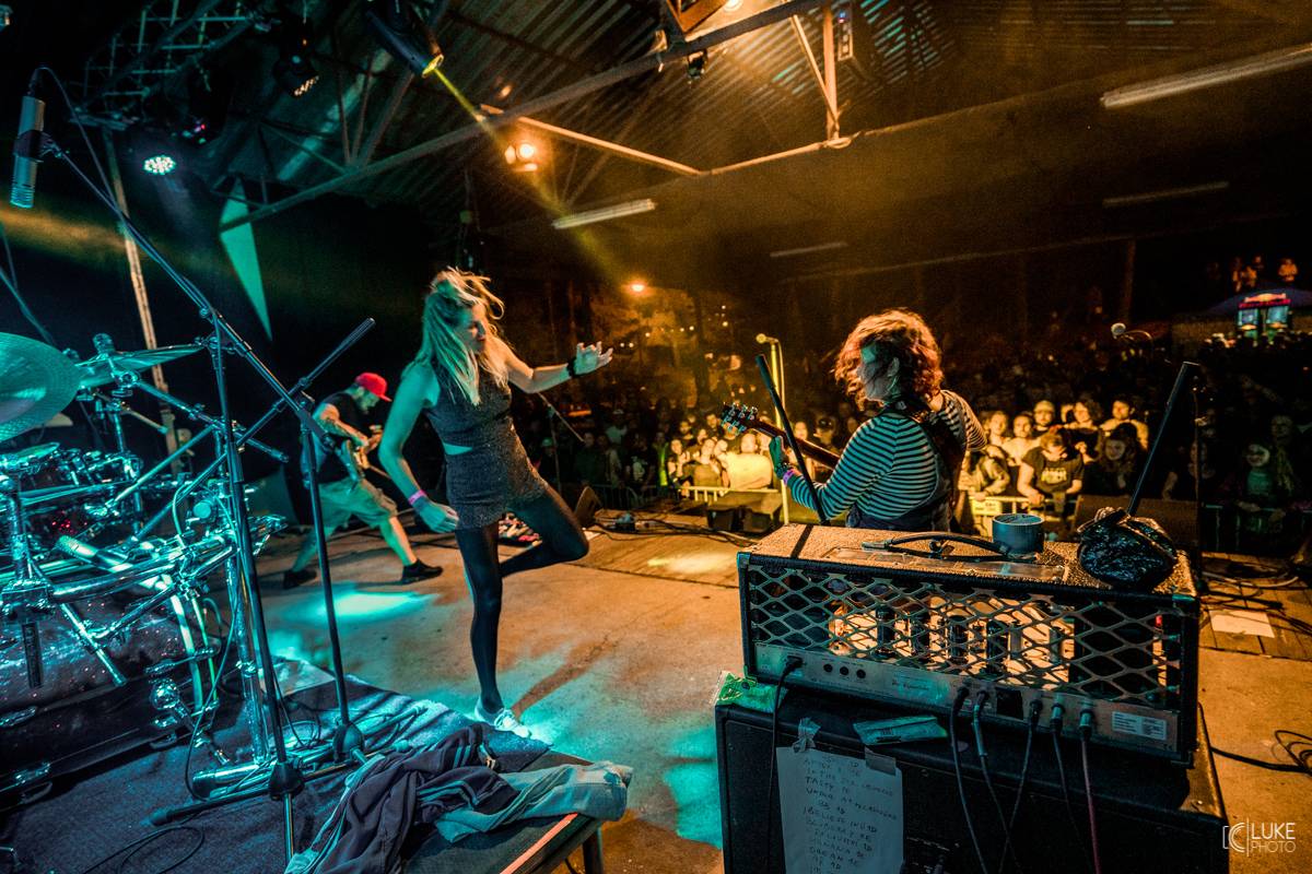 Symbióza mezi muzikanty a fanoušky. Studnice Fest zakončili Monkey Business, Gaia Mesiah a další 