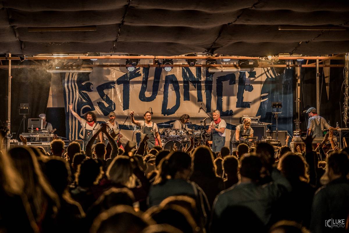 Symbióza mezi muzikanty a fanoušky. Studnice Fest zakončili Monkey Business, Gaia Mesiah a další 