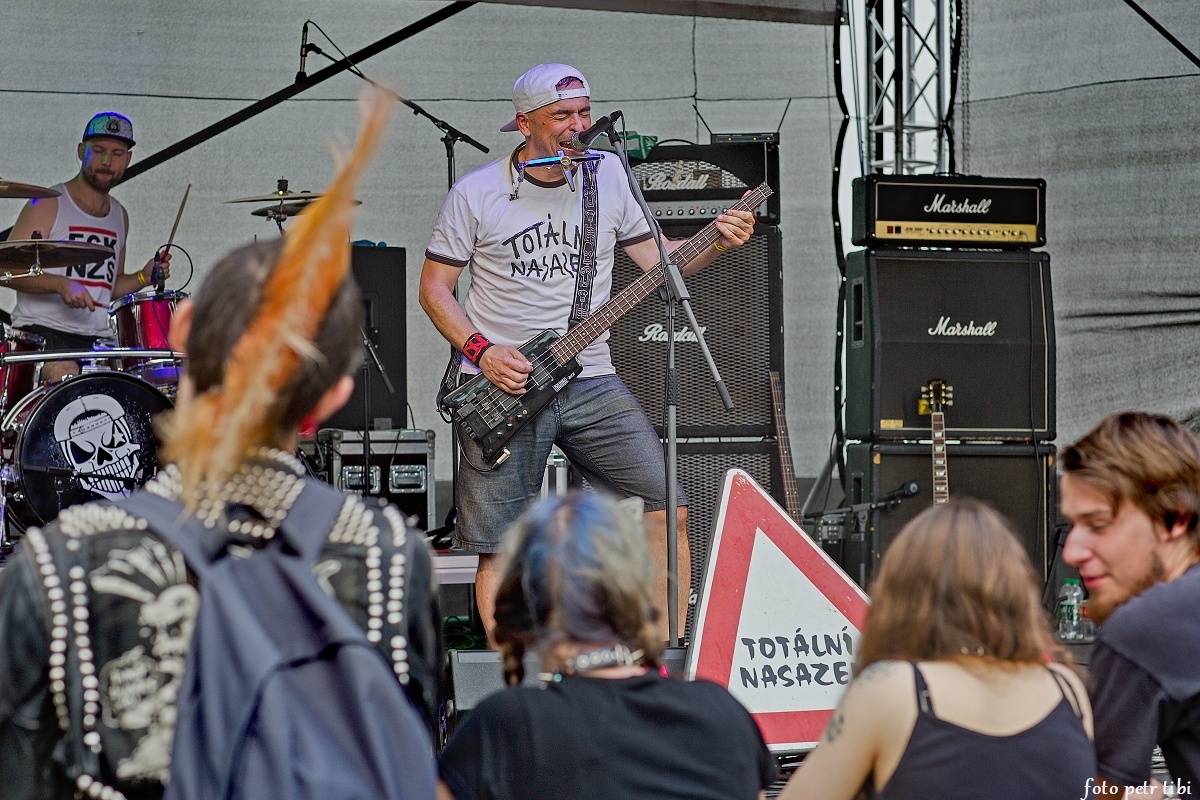 E!E, The Fialky a Totální nasazení v letním kině. V Českých Budějovicích hrál punk!