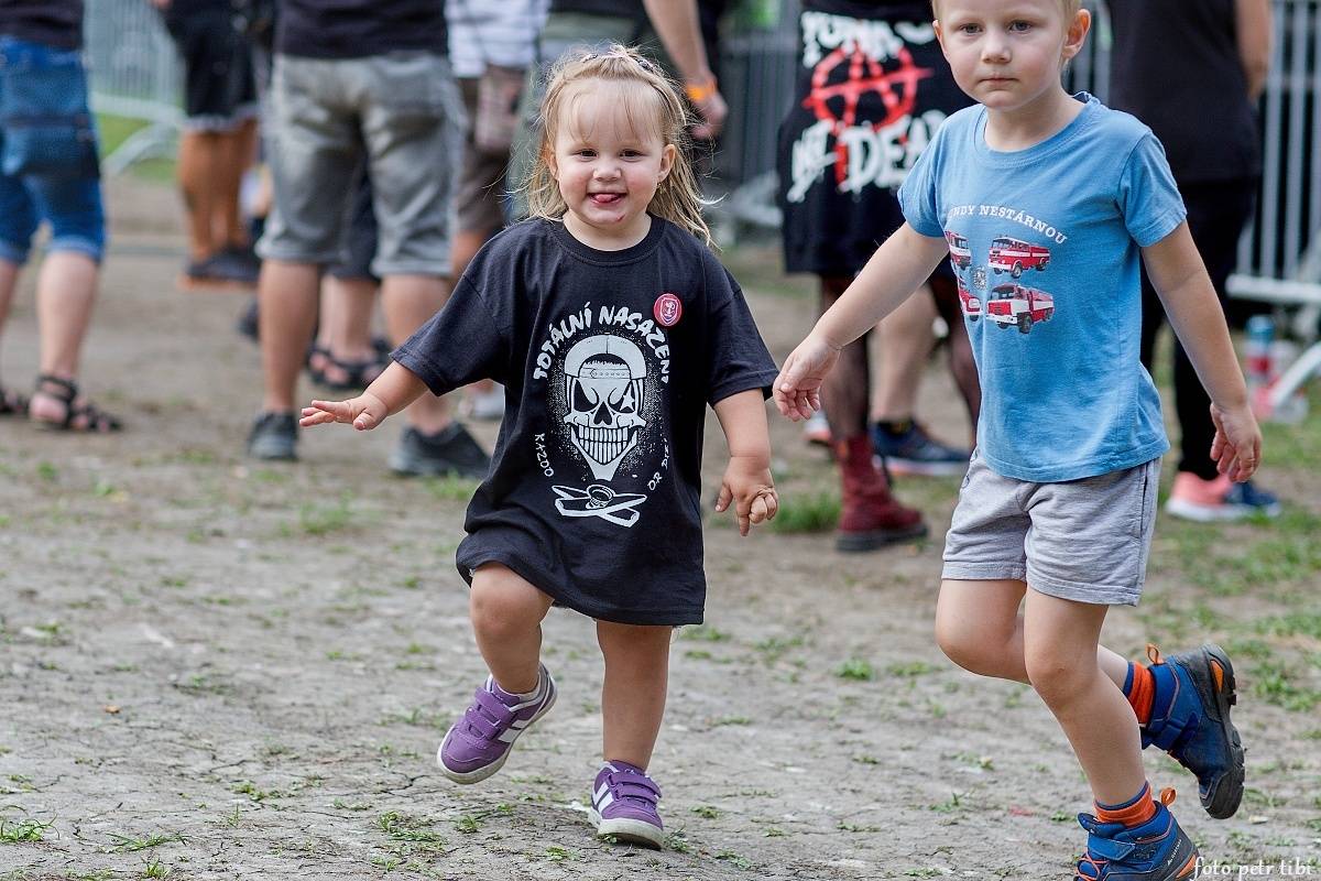 E!E, The Fialky a Totální nasazení v letním kině. V Českých Budějovicích hrál punk!