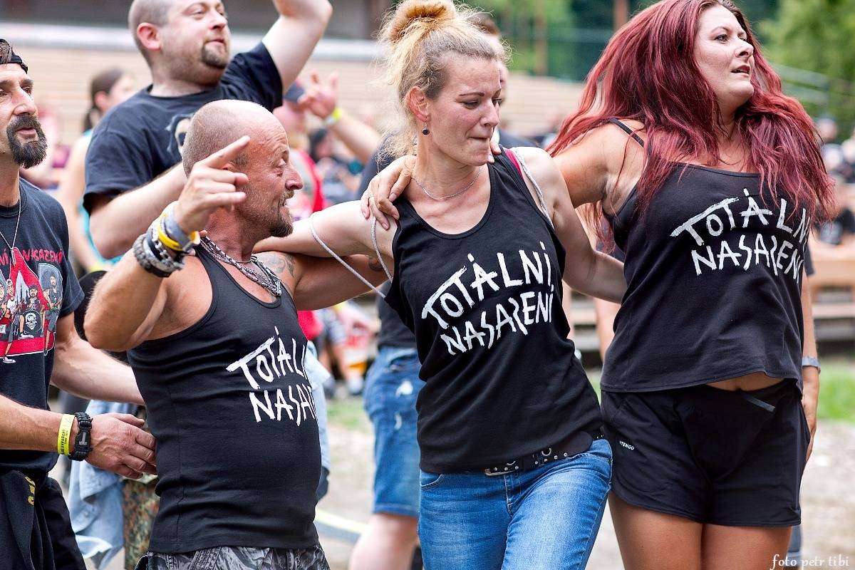 E!E, The Fialky a Totální nasazení v letním kině. V Českých Budějovicích hrál punk!