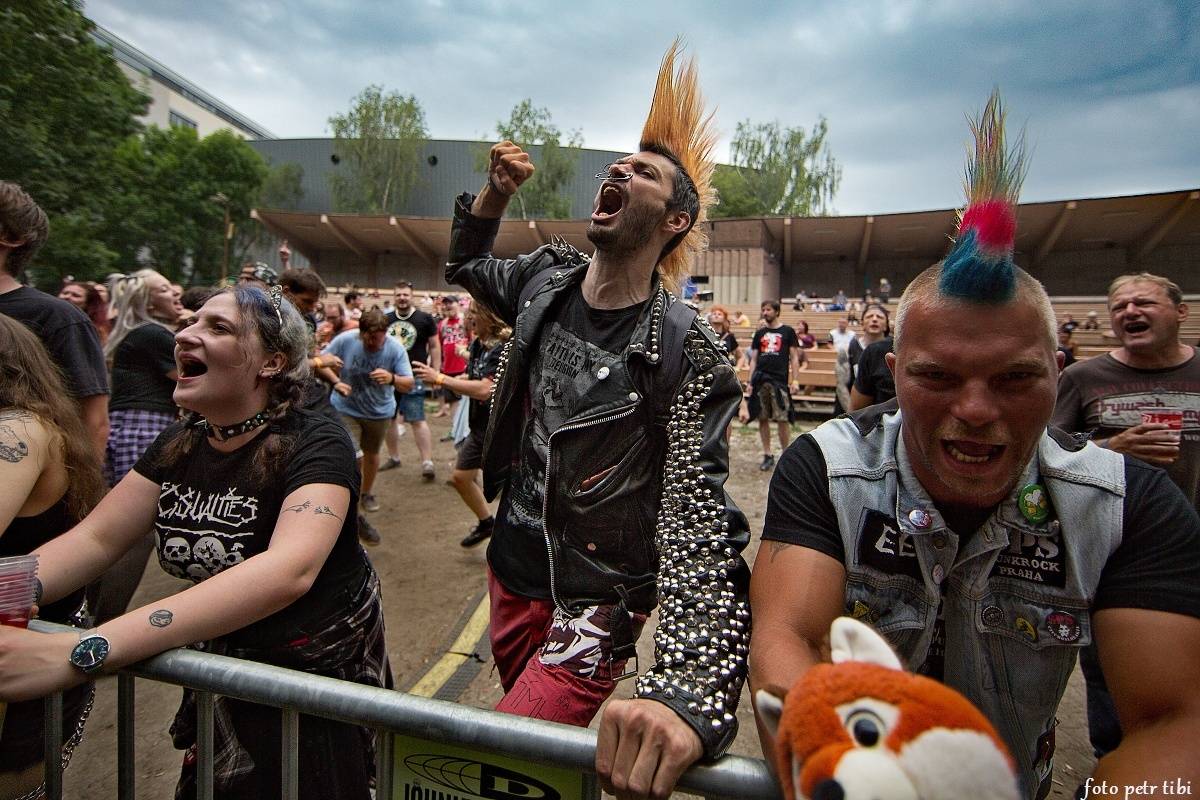 E!E, The Fialky a Totální nasazení v letním kině. V Českých Budějovicích hrál punk!