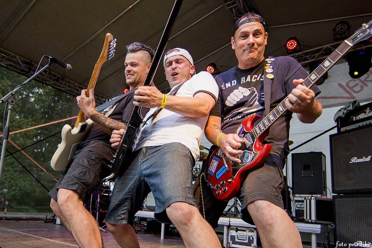 E!E, The Fialky a Totální nasazení v letním kině. V Českých Budějovicích hrál punk!