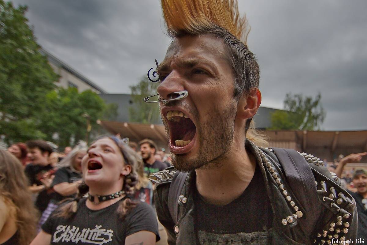 E!E, The Fialky a Totální nasazení v letním kině. V Českých Budějovicích hrál punk!