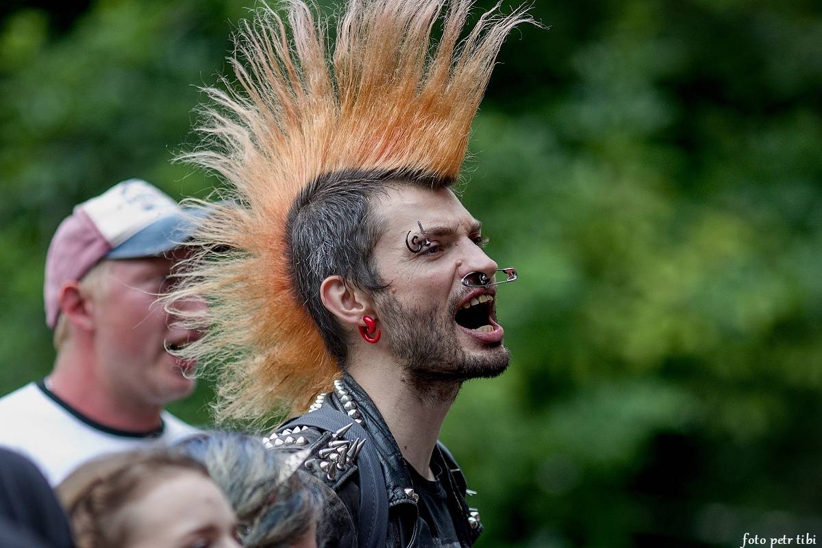 E!E, The Fialky a Totální nasazení v letním kině. V Českých Budějovicích hrál punk!