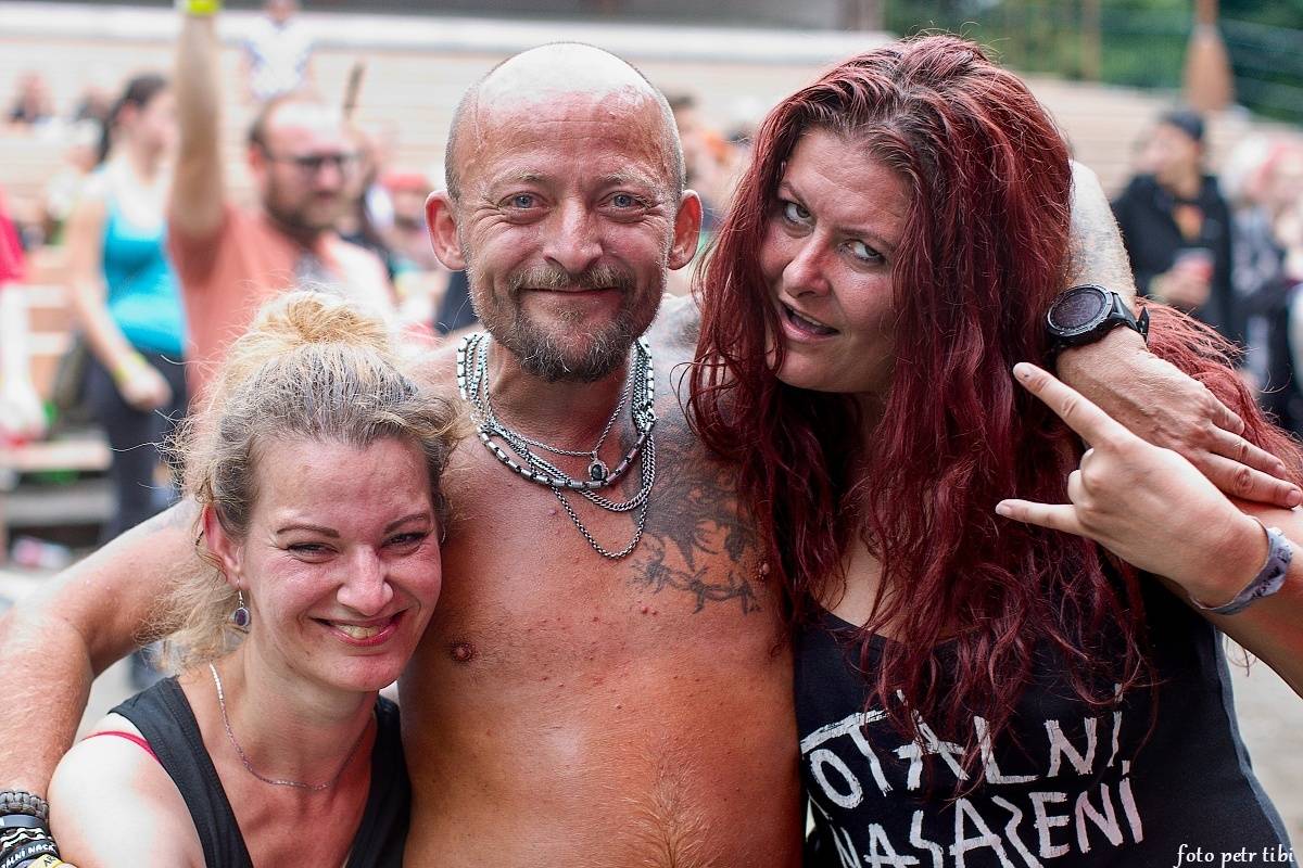 E!E, The Fialky a Totální nasazení v letním kině. V Českých Budějovicích hrál punk!