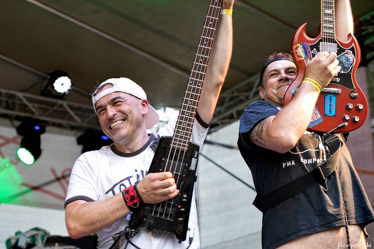 E!E, The Fialky a Totální nasazení v letním kině. V Českých Budějovicích hrál punk!