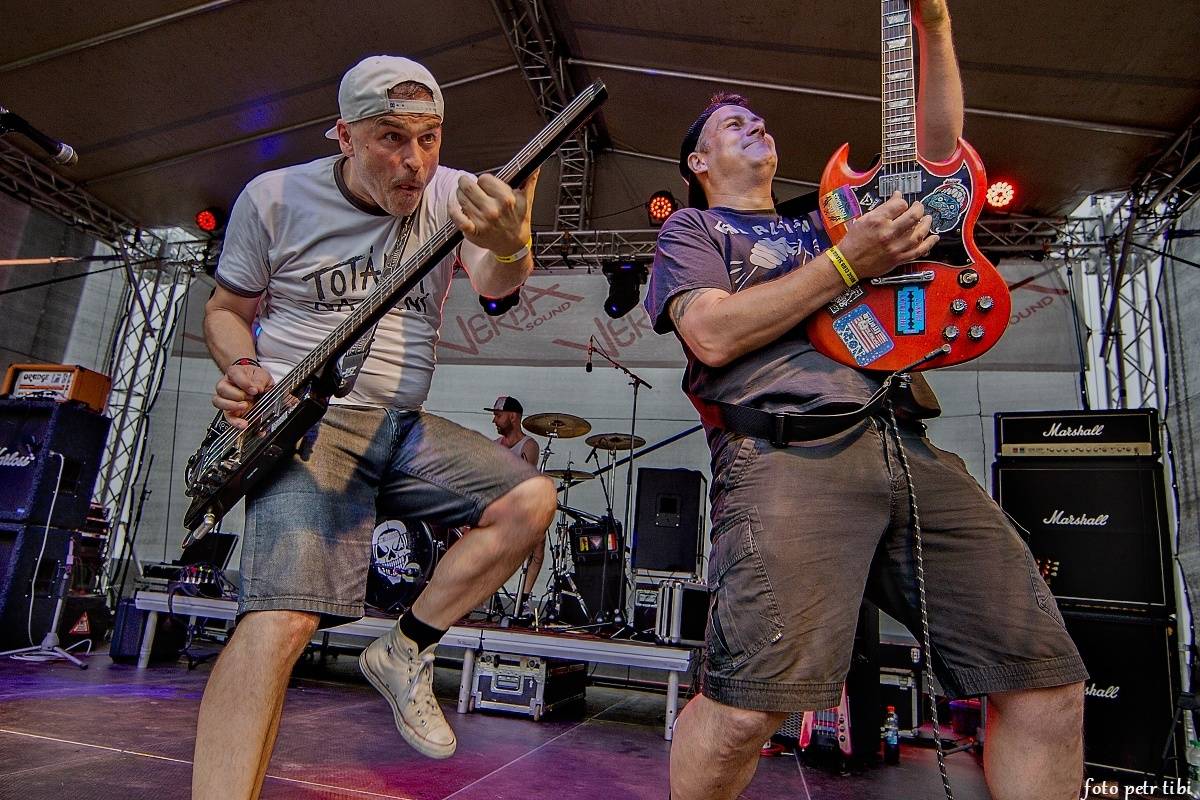 E!E, The Fialky a Totální nasazení v letním kině. V Českých Budějovicích hrál punk!