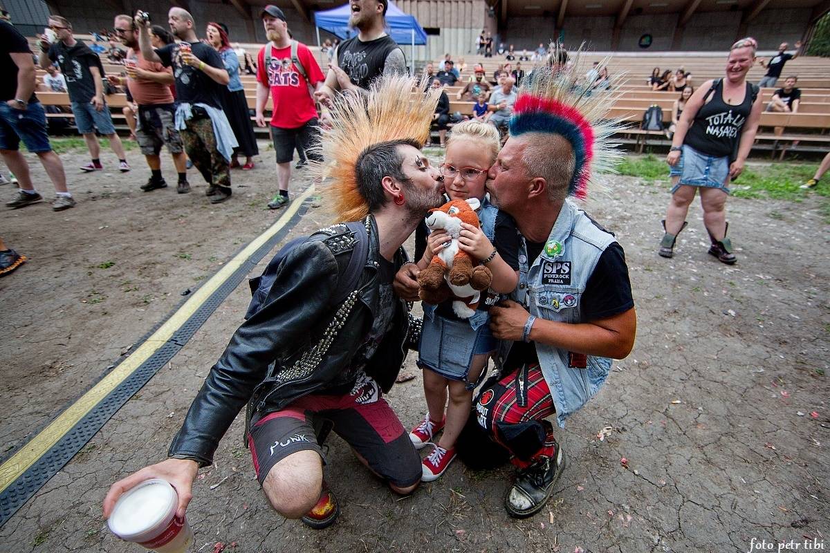 E!E, The Fialky a Totální nasazení v letním kině. V Českých Budějovicích hrál punk!