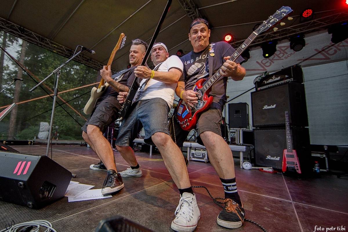 E!E, The Fialky a Totální nasazení v letním kině. V Českých Budějovicích hrál punk!