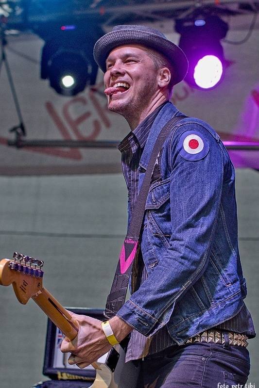 E!E, The Fialky a Totální nasazení v letním kině. V Českých Budějovicích hrál punk!