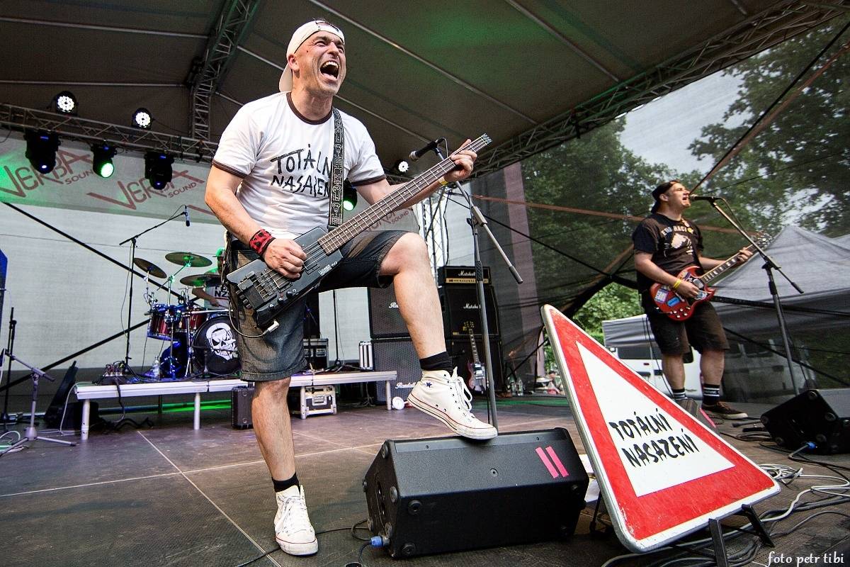 E!E, The Fialky a Totální nasazení v letním kině. V Českých Budějovicích hrál punk!