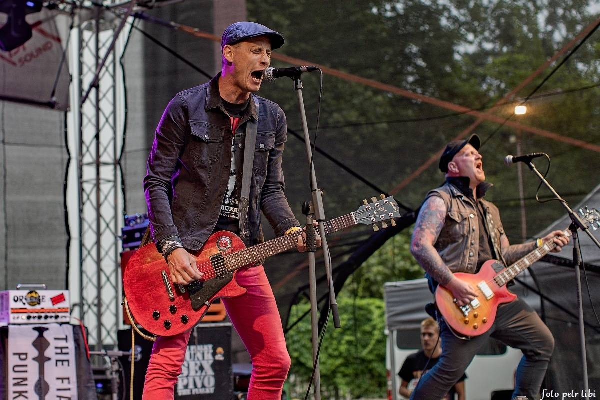 E!E, The Fialky a Totální nasazení v letním kině. V Českých Budějovicích hrál punk!